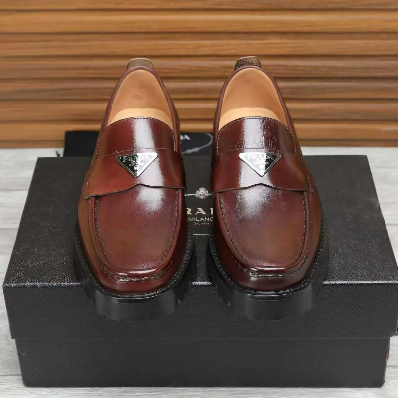 Men's shoes 💰540 💰💰🎩🎩【Prada】Counter 1:1⬆️original reproduction, absolute quality🆗original outsole, high-quality imported rubber, wear-resistant and non-slip, never degummed, upper material: imported first-layer cowhide➕anti-slip foam outsole, official website material, inner material: water-dyed leather lining, 6 colors available! Code number 38-45